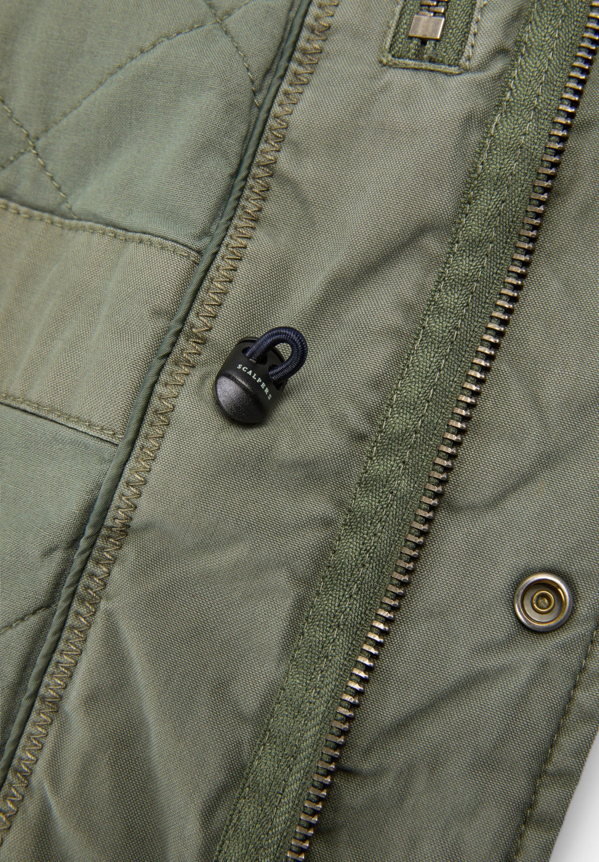 CHAQUETA MILITAR CAPUCHA OCULTA