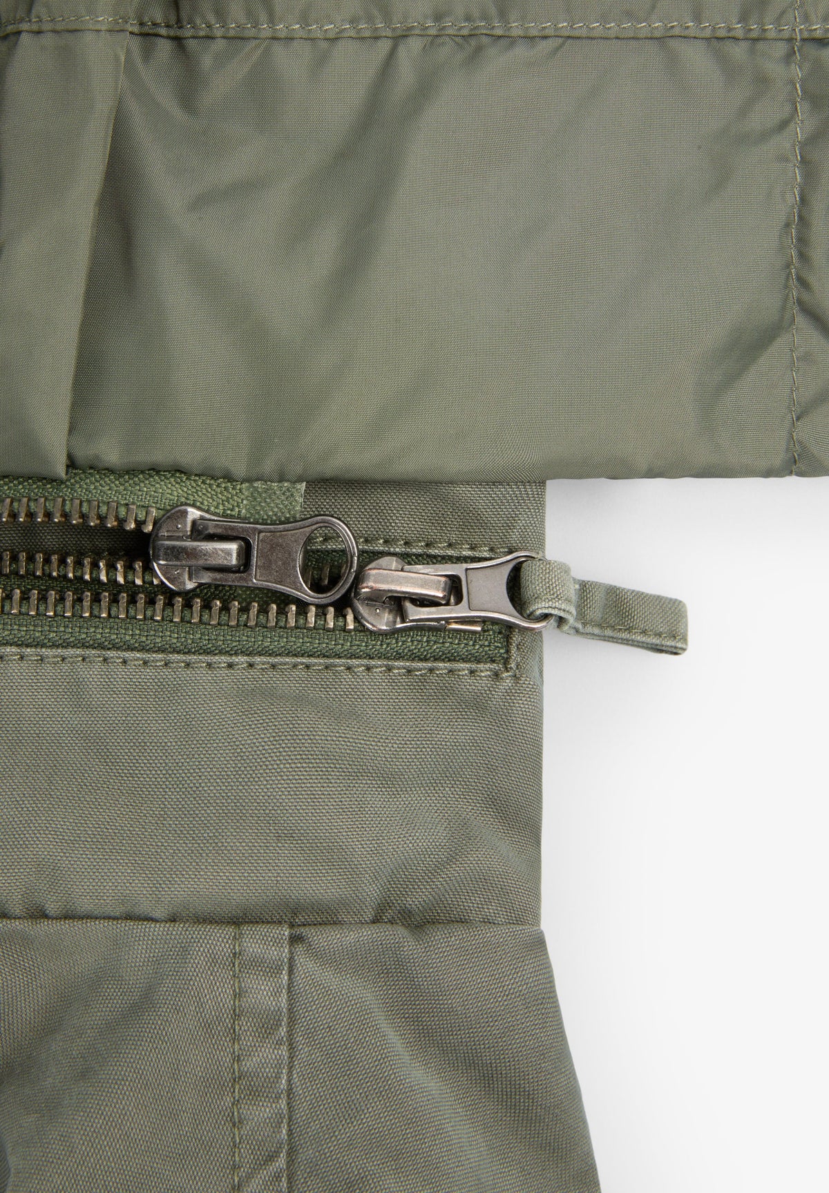 CHAQUETA MILITAR CAPUCHA OCULTA