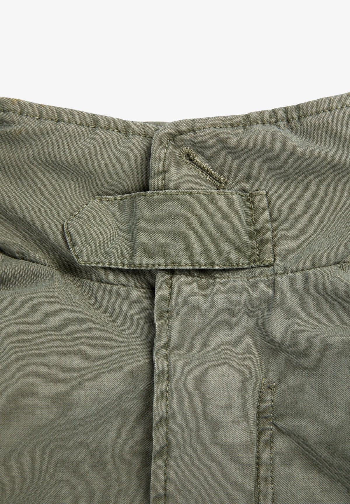 CHAQUETA MILITAR CAPUCHA OCULTA