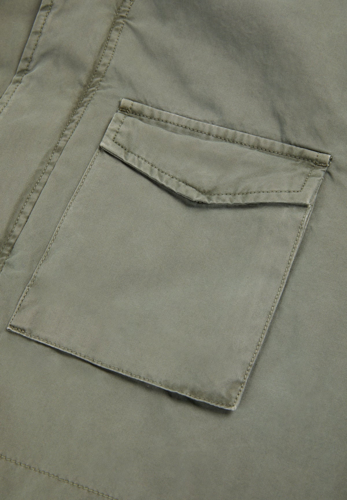 CHAQUETA MILITAR CAPUCHA OCULTA