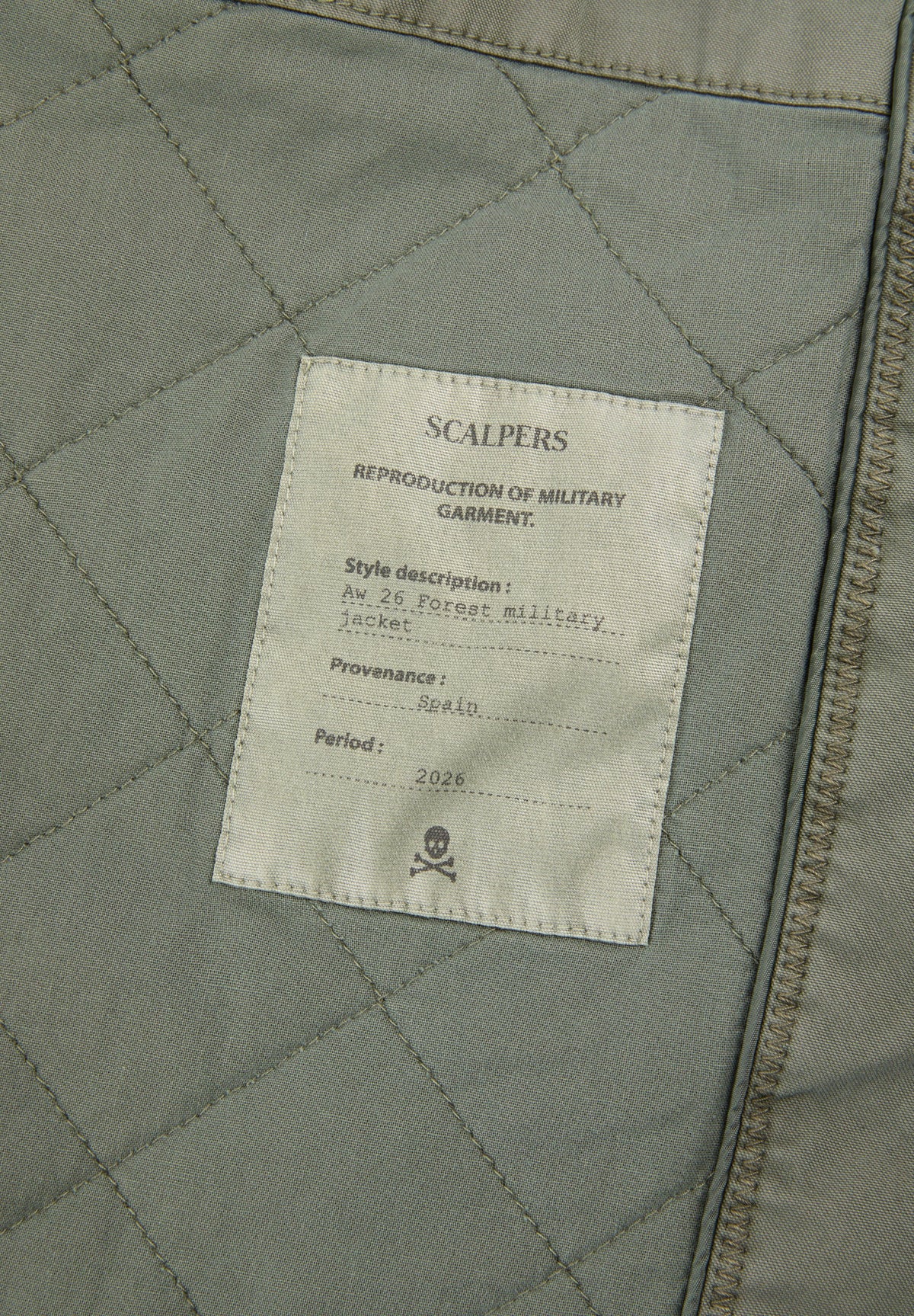 CHAQUETA MILITAR CAPUCHA OCULTA