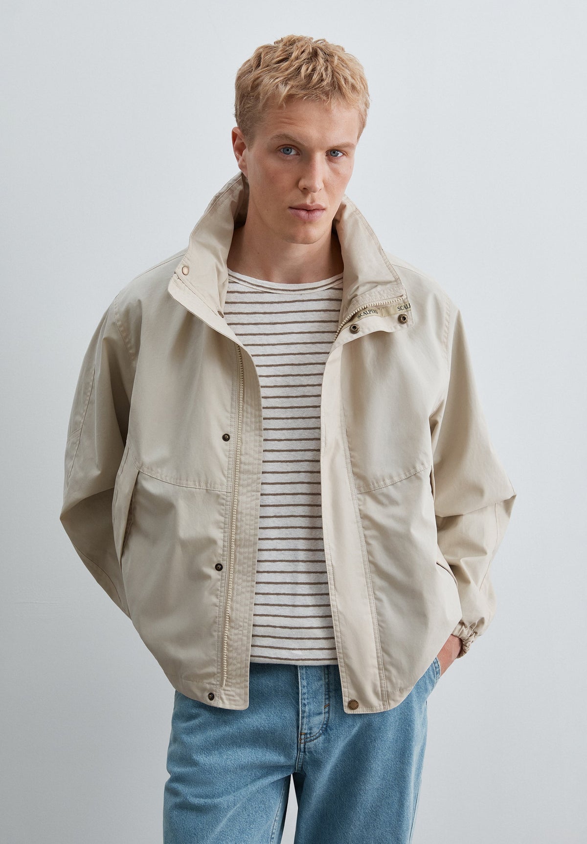 CHAQUETA TÉCNICA CON CAPUCHA OCULTA