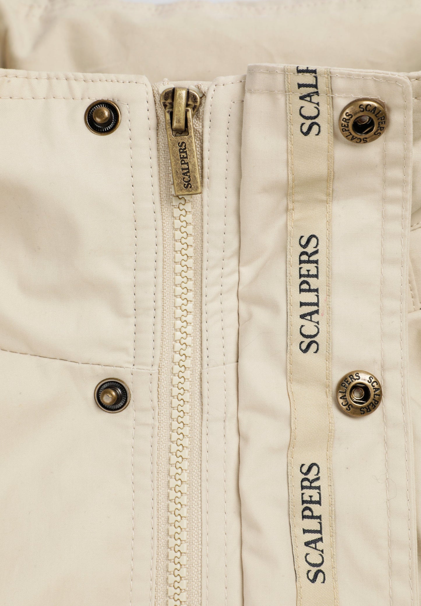 CHAQUETA TÉCNICA CON CAPUCHA OCULTA