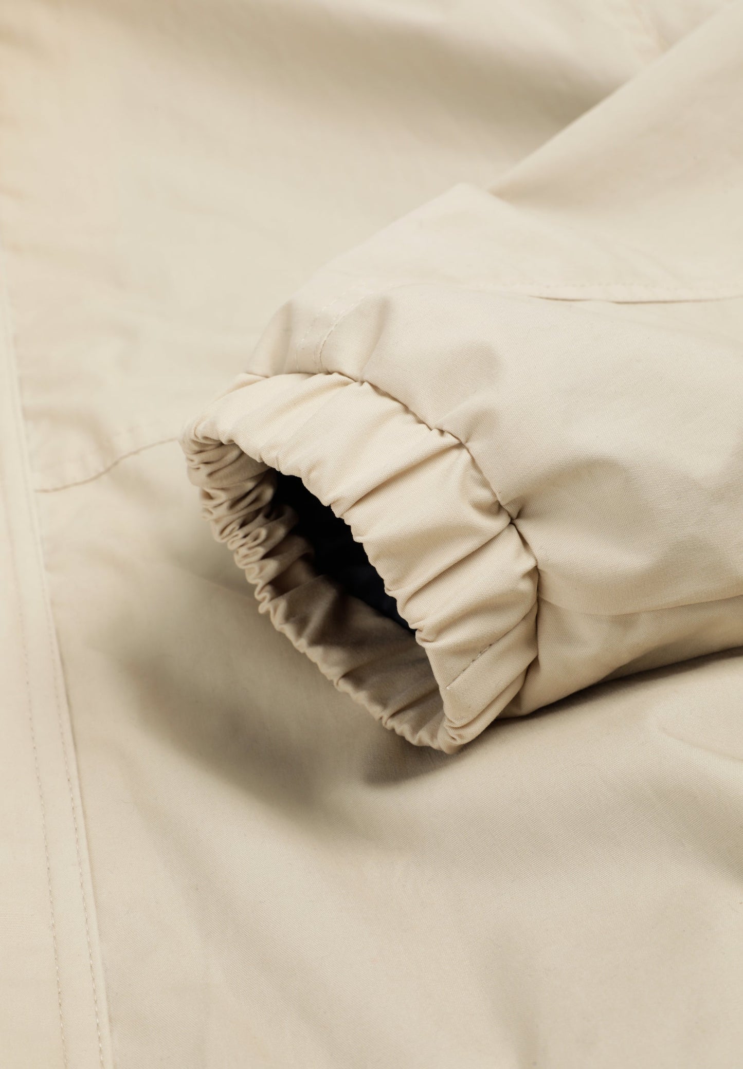 CHAQUETA TÉCNICA CON CAPUCHA OCULTA