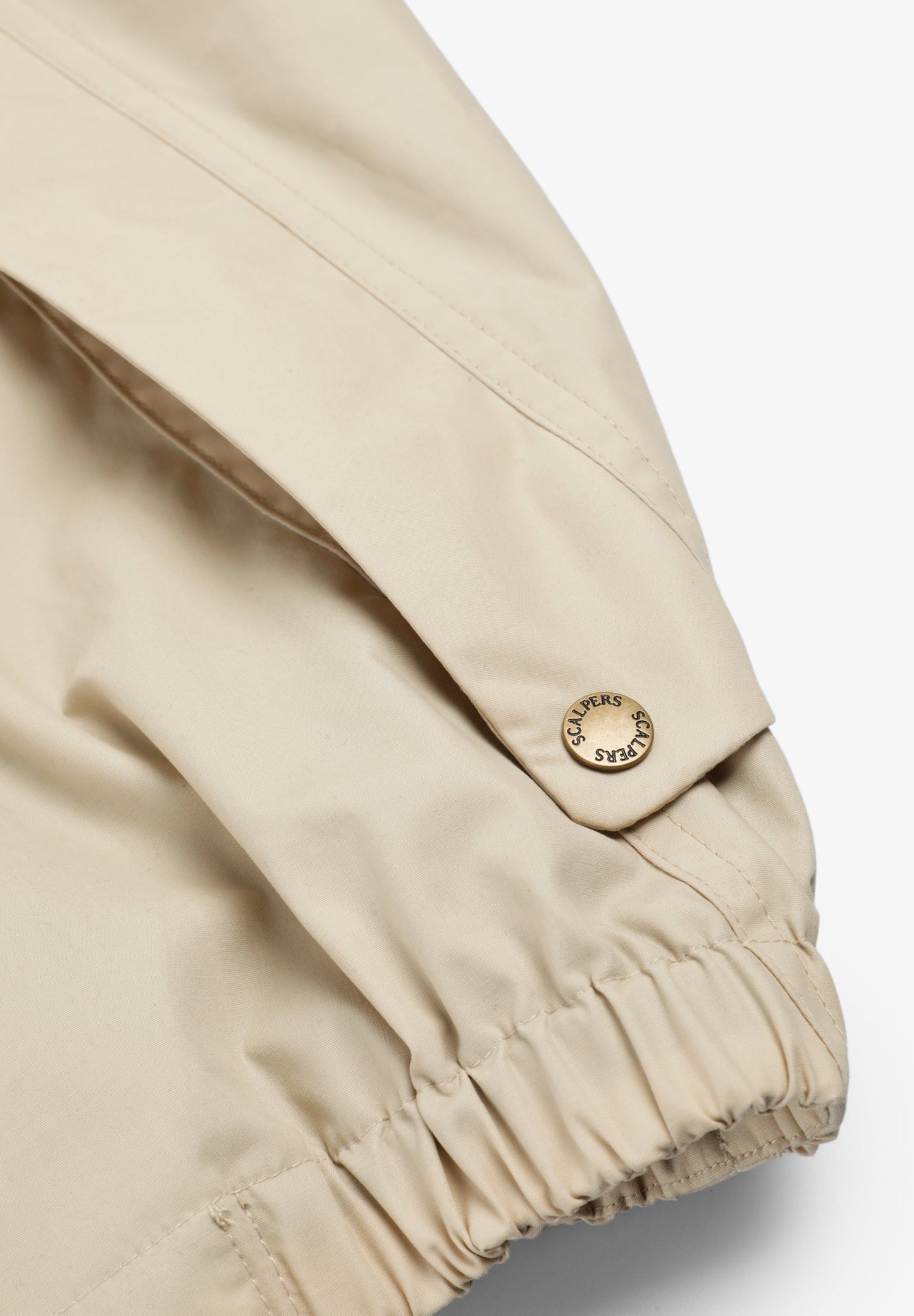 CHAQUETA TÉCNICA CON CAPUCHA OCULTA