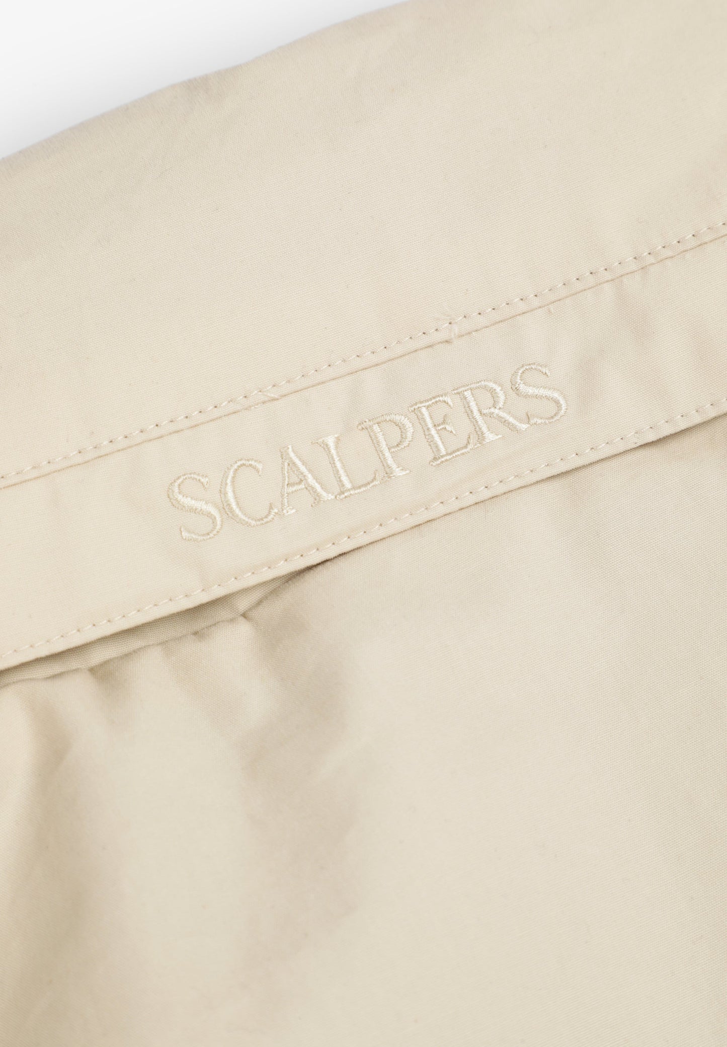 CHAQUETA TÉCNICA CON CAPUCHA OCULTA