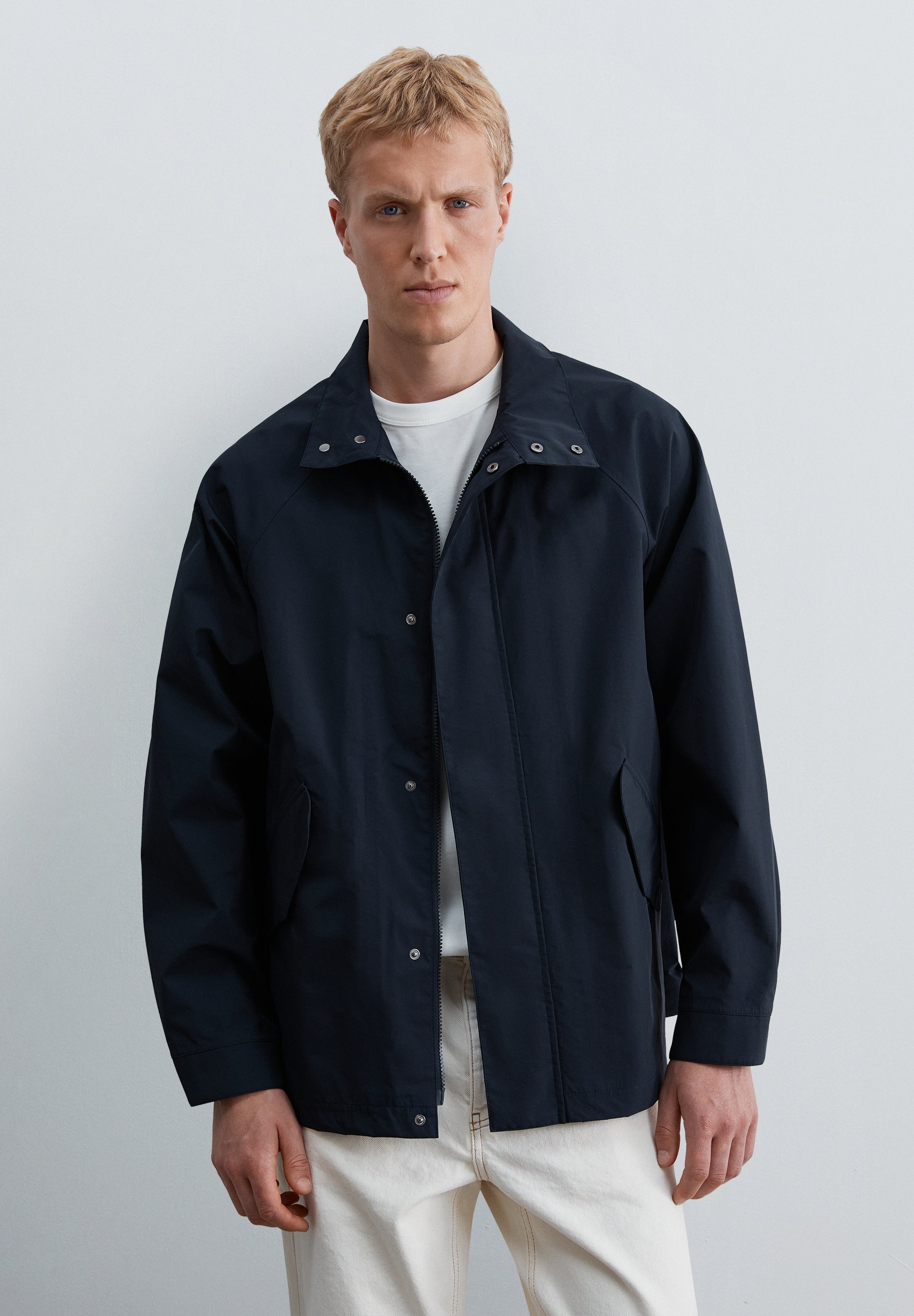 CHAQUETA TÉCNICA IMPERMEABLE CUELLO ALTO
