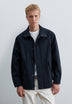 CHAQUETA TÉCNICA IMPERMEABLE CUELLO ALTO