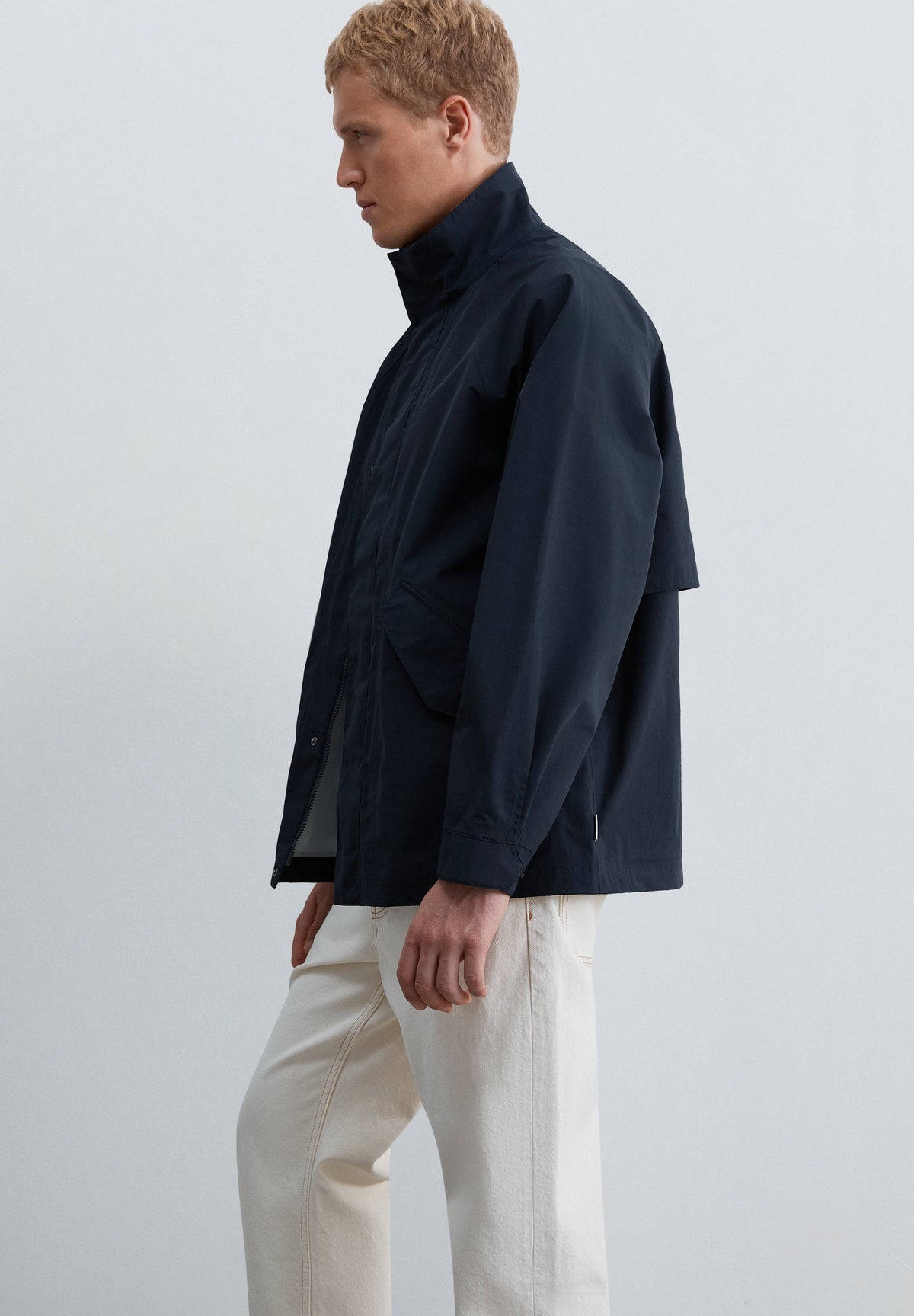 CHAQUETA TÉCNICA IMPERMEABLE CUELLO ALTO