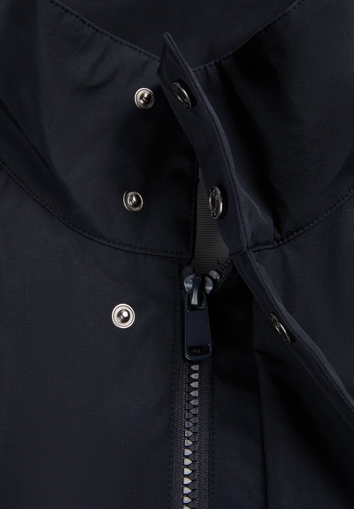 CHAQUETA TÉCNICA IMPERMEABLE CUELLO ALTO