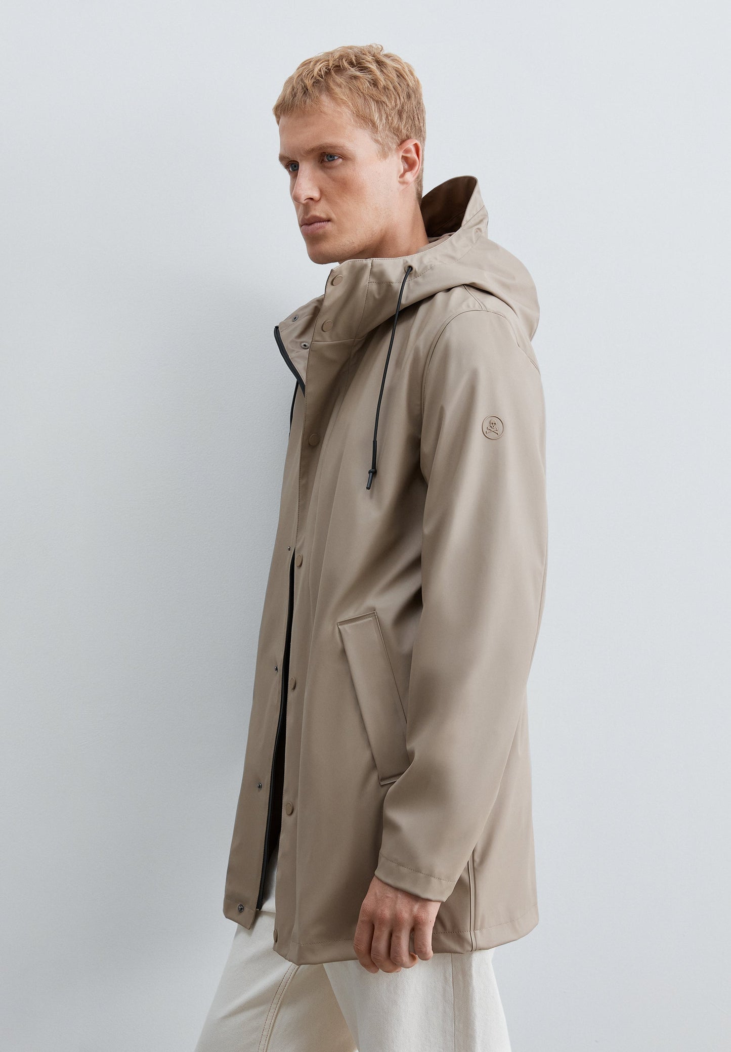 CHAQUETA IMPERMEABLE LOGO