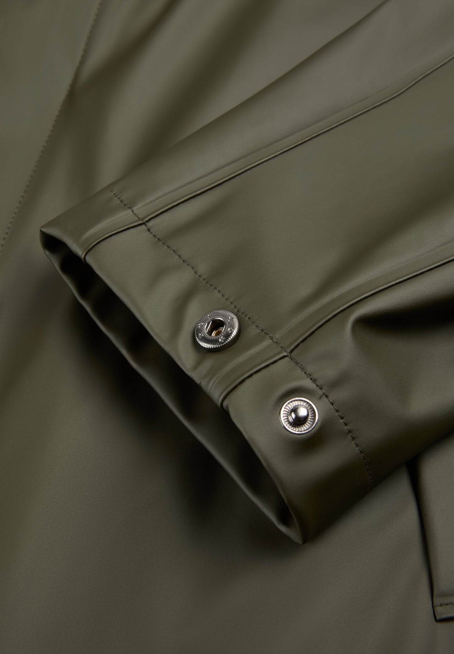 CHAQUETA IMPERMEABLE LOGO