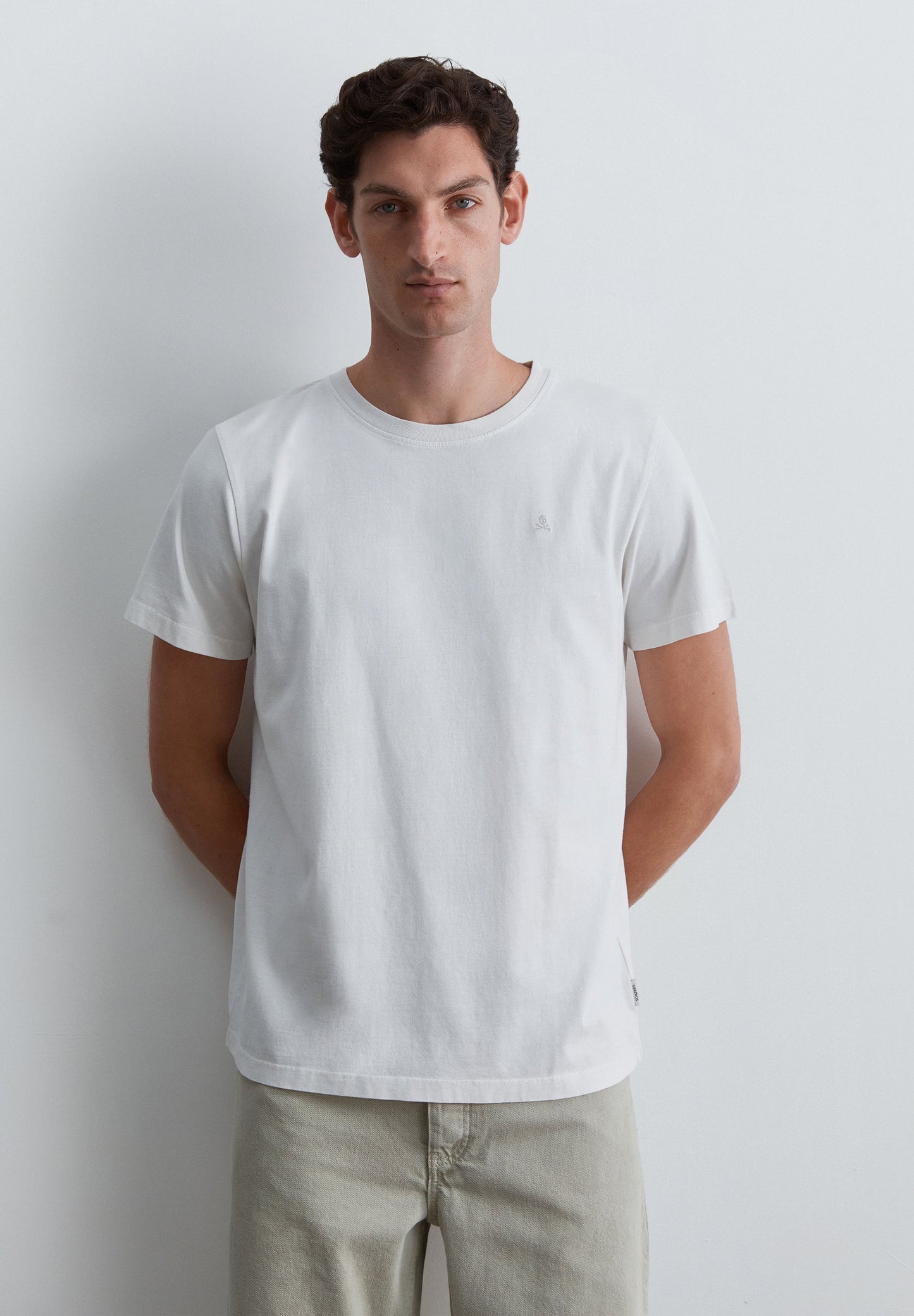 CAMISETA CALAVERA BORDADA A TONO