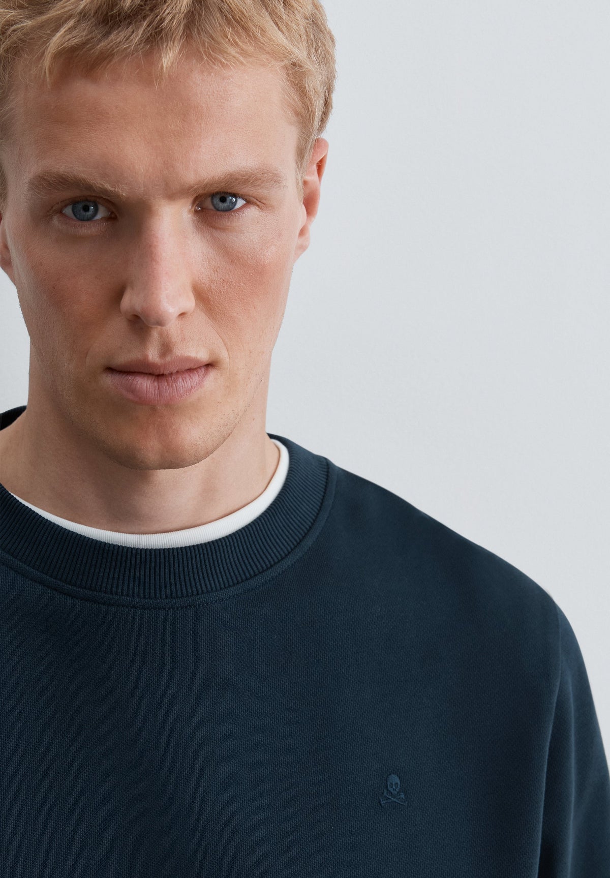 SUDADERA CREWNECK BORDADO TONO
