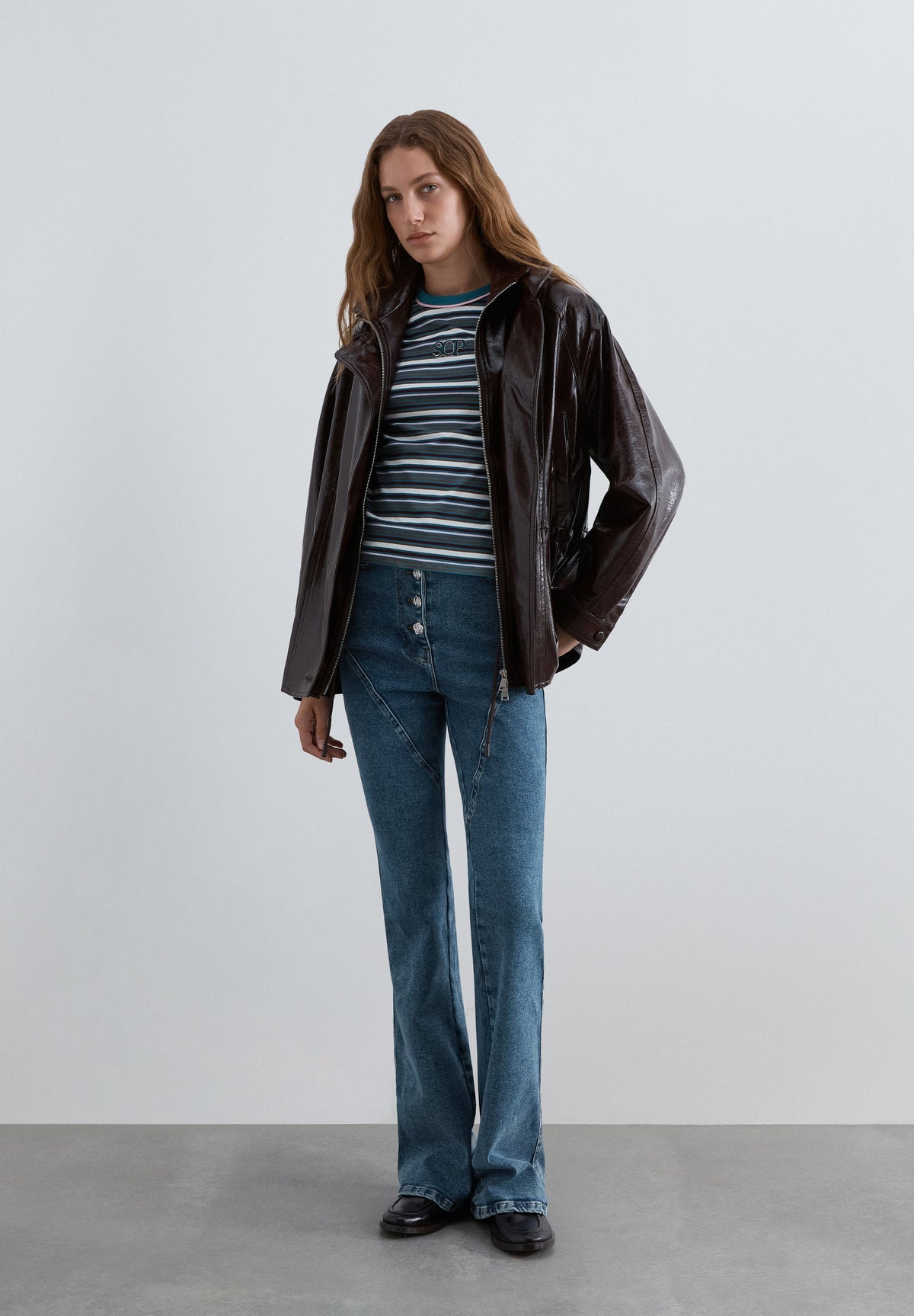 CHAQUETA CUELLO ALTO EFECTO CHAROL
