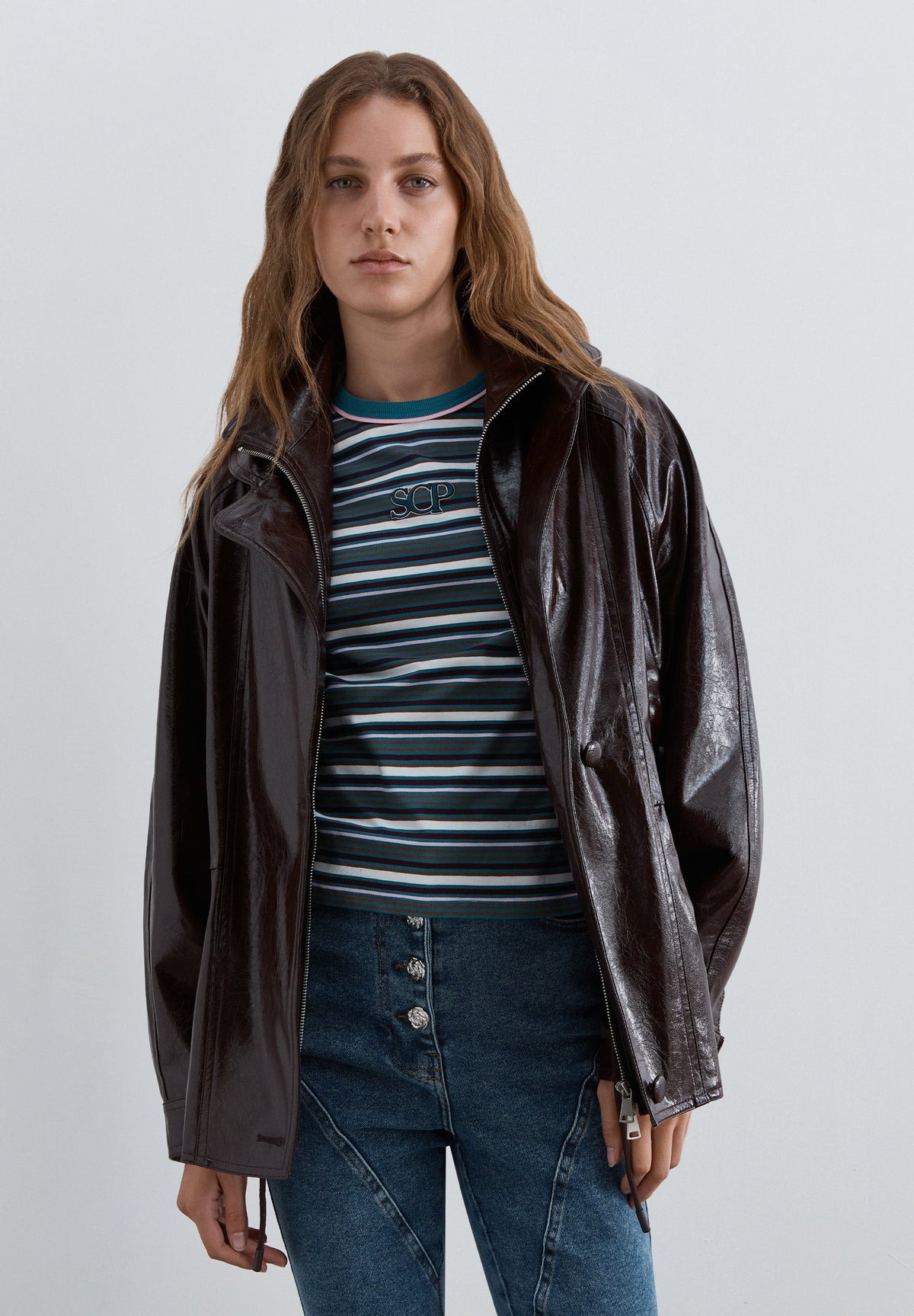 CHAQUETA CUELLO ALTO EFECTO CHAROL
