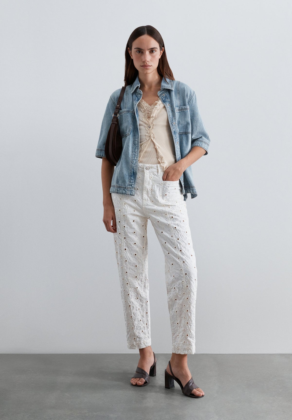 PANTALÓN BORDADOS PERFORADO