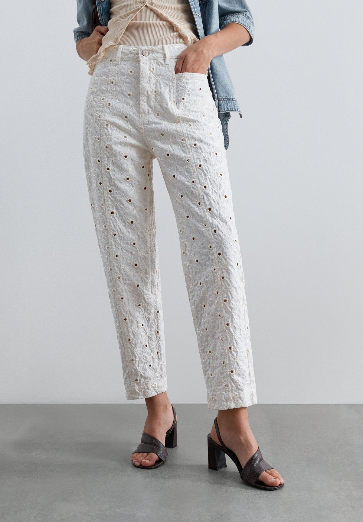 PANTALÓN BORDADOS PERFORADO