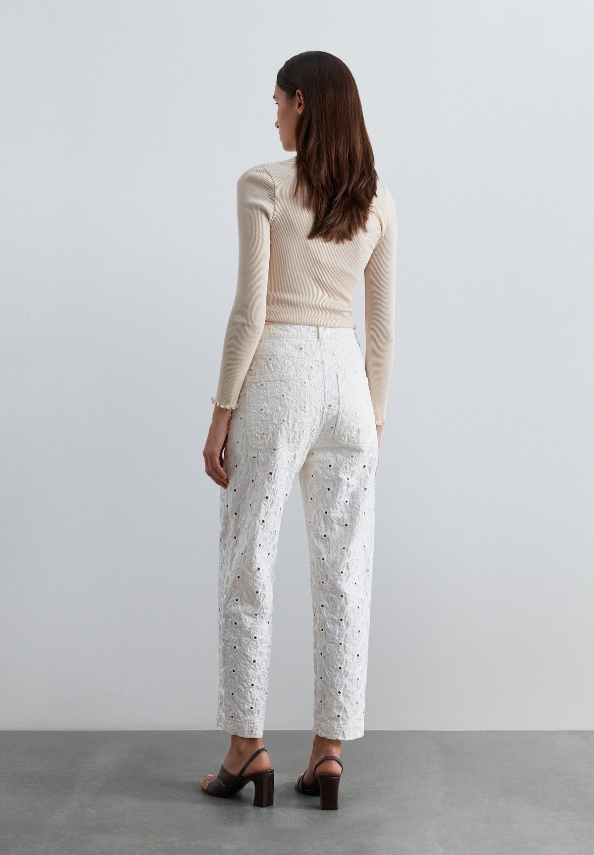 PANTALÓN BORDADOS PERFORADO