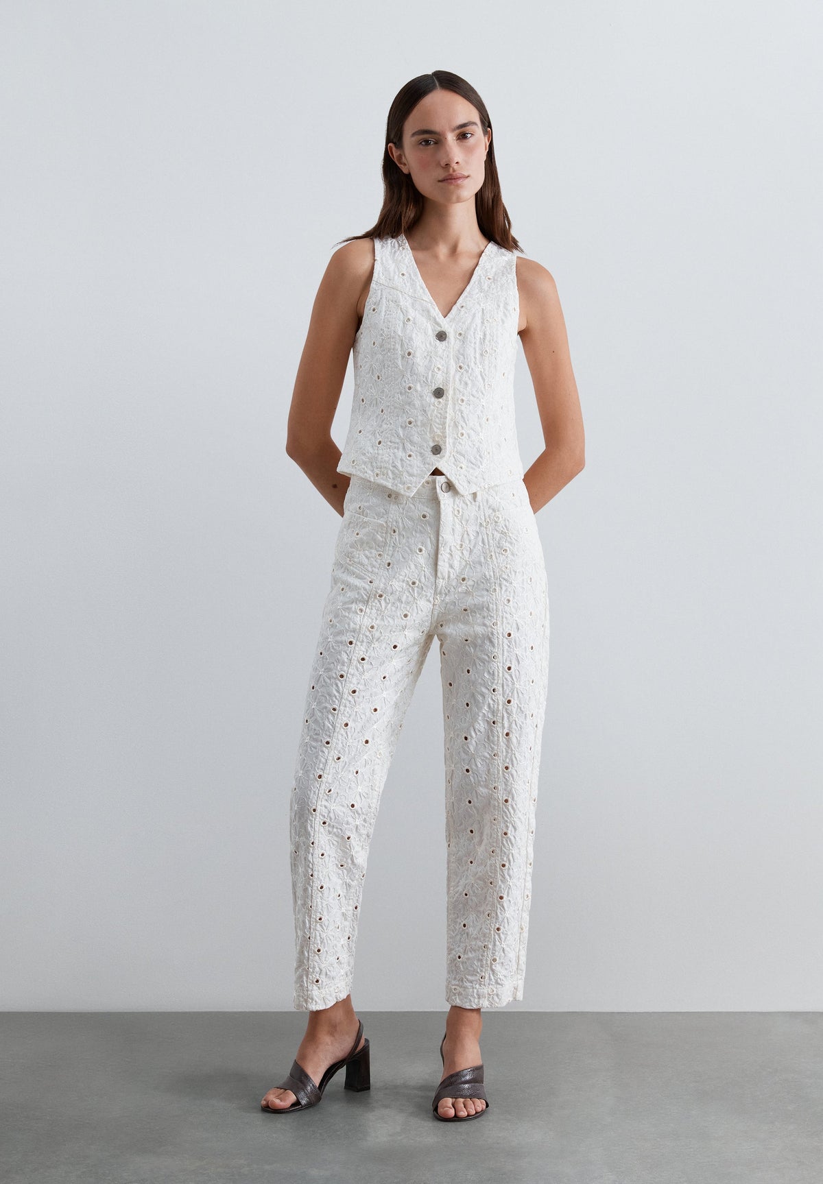 PANTALÓN BORDADOS PERFORADO