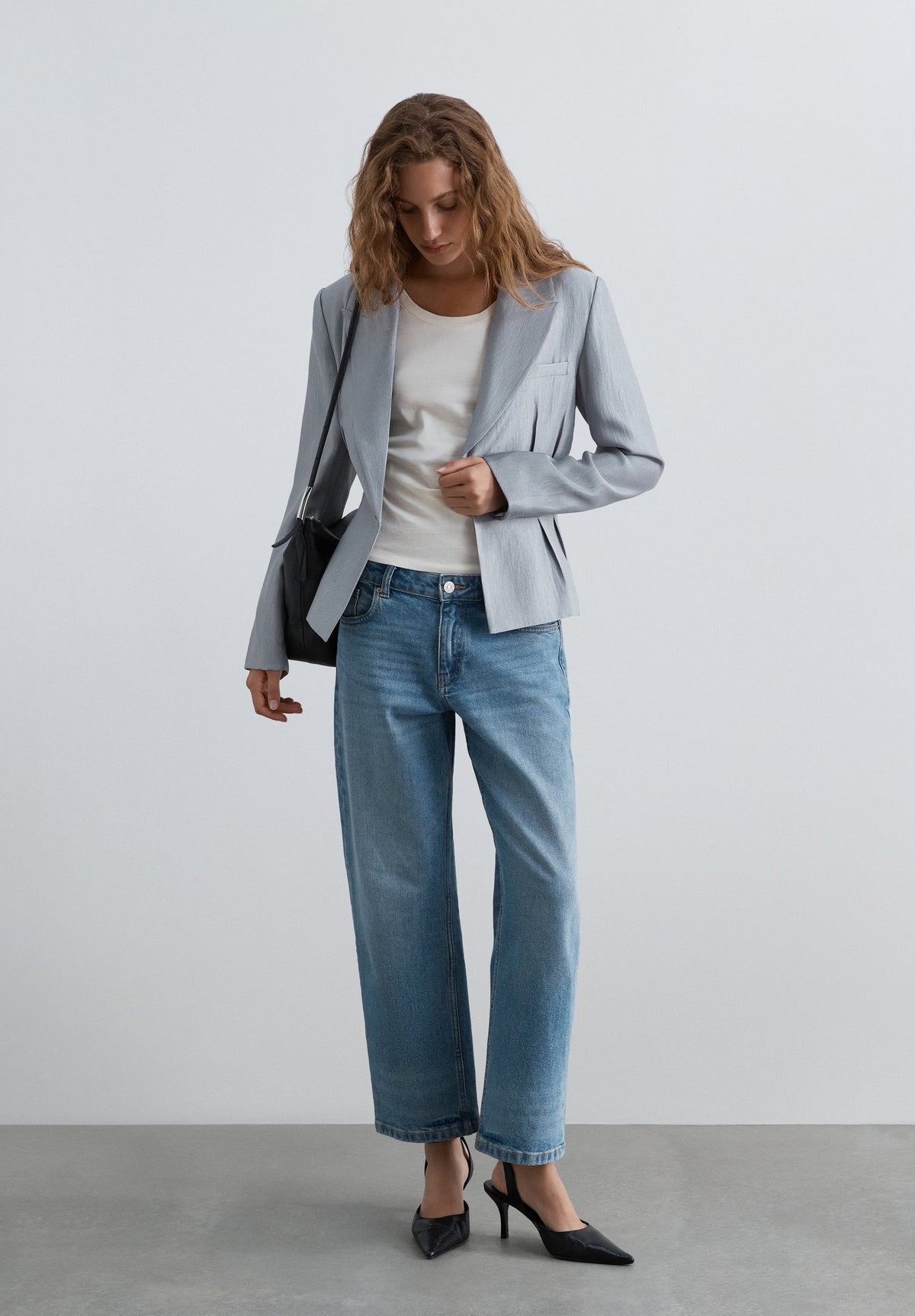 BLAZER ENTALLADA CON PINZAS