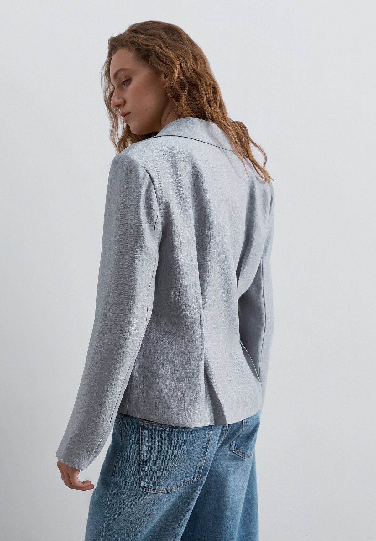 BLAZER ENTALLADA CON PINZAS