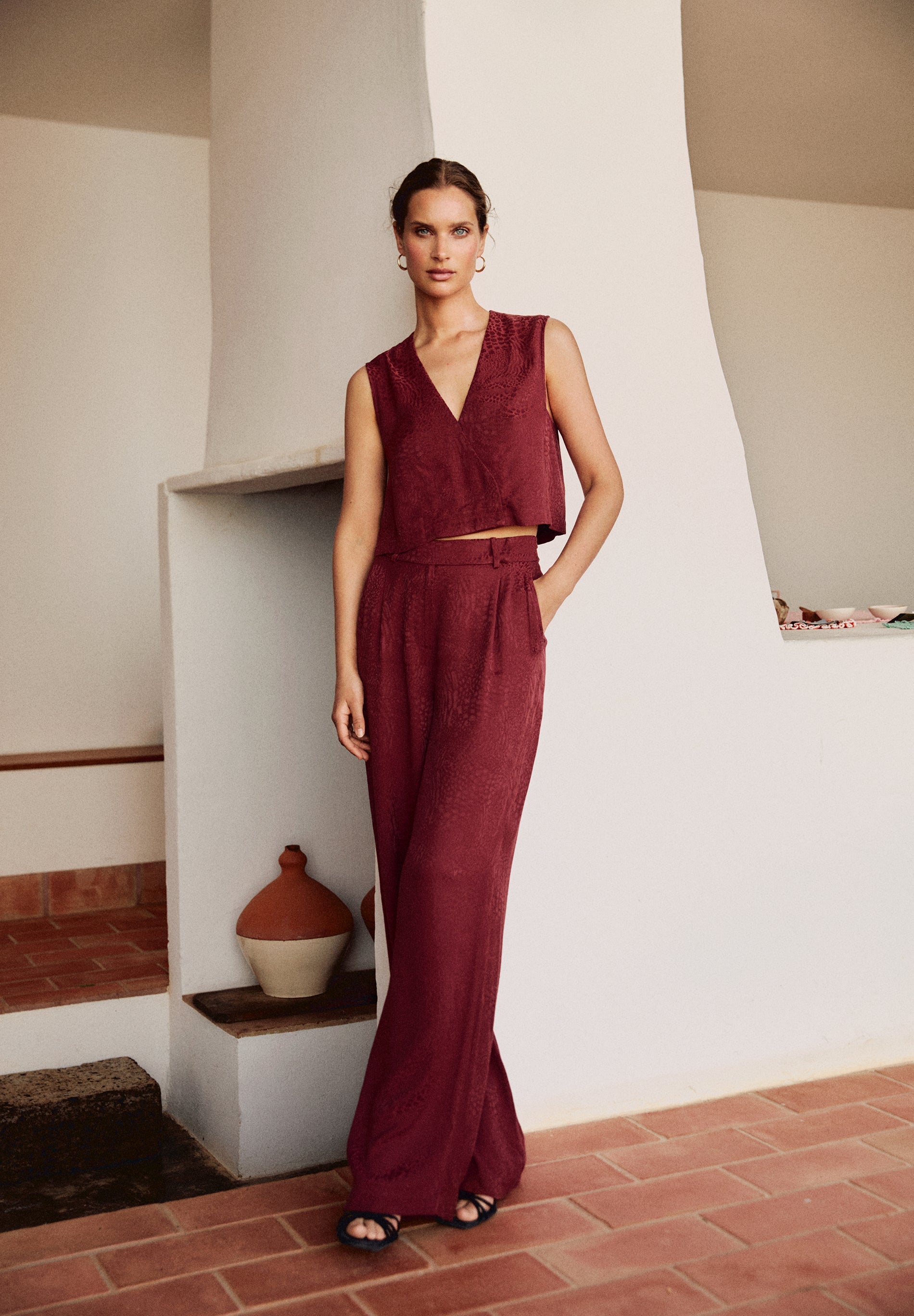 PANTALÓN FLARE PINZAS HIGH RISE