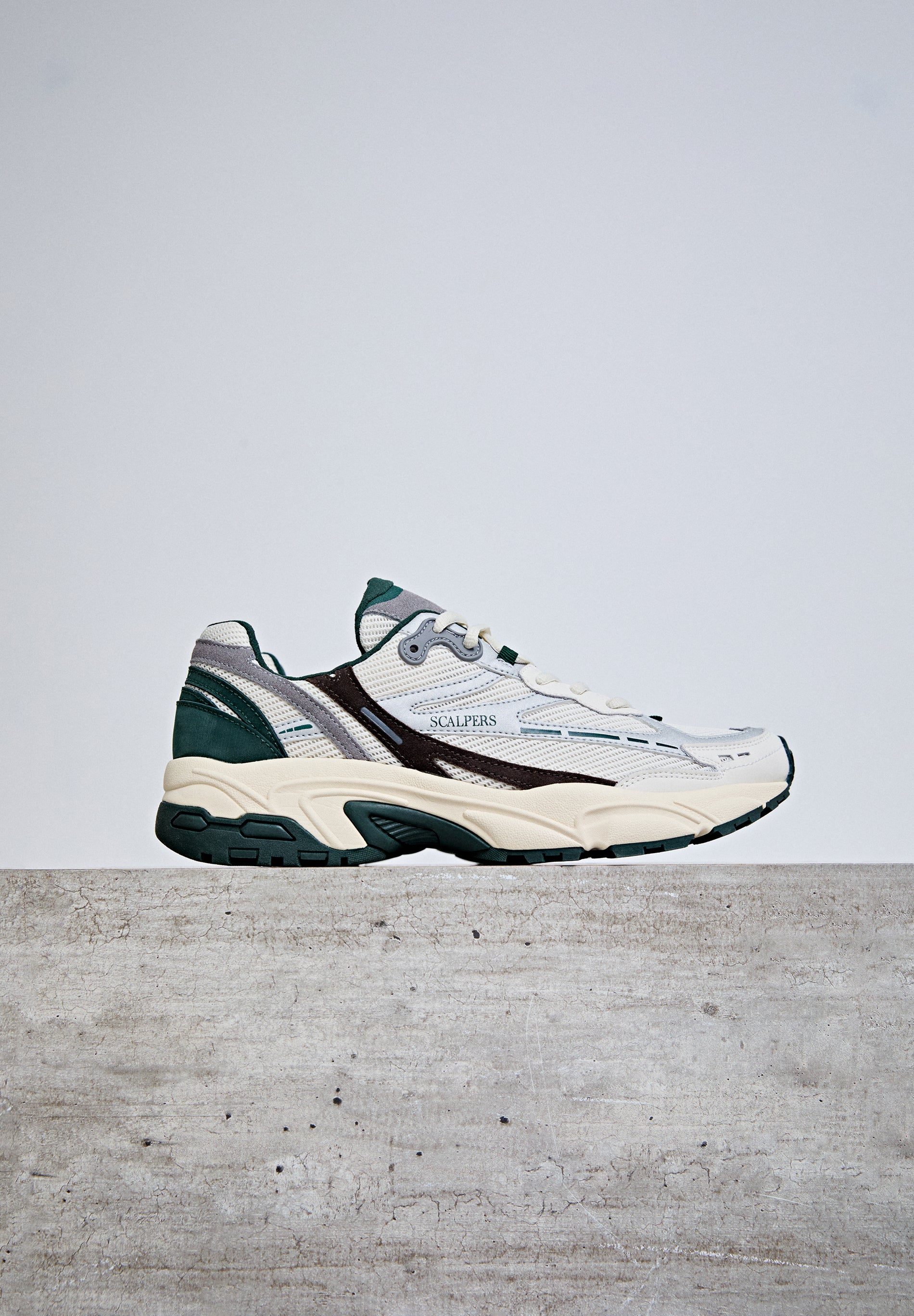 SNEAKERS SUELA PRONUNCIADA CONTRASTES