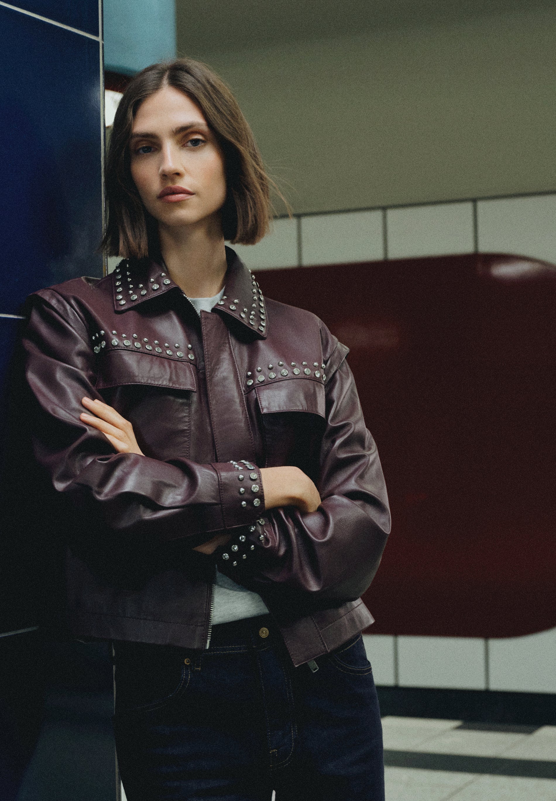 CHAQUETA BURDEOS TACHUELAS PIEL