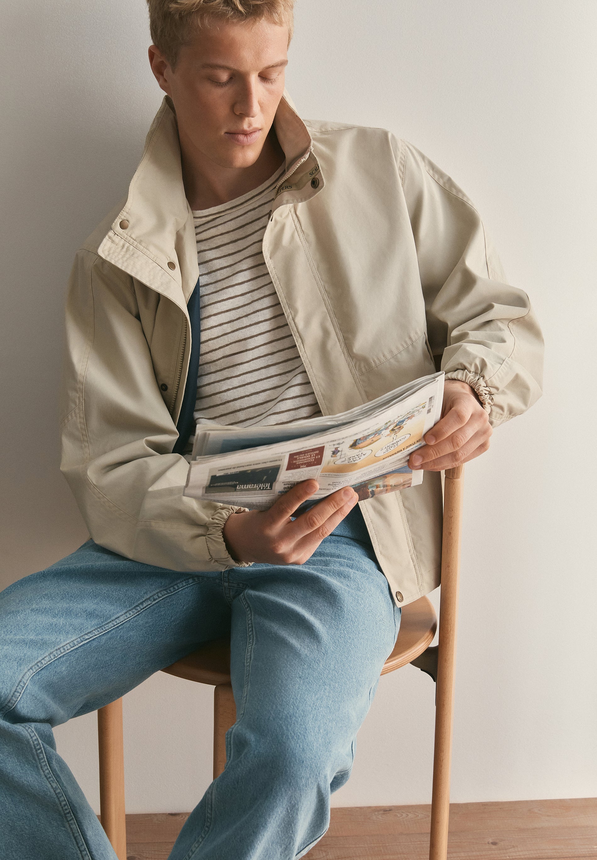 CHAQUETA TÉCNICA CON CAPUCHA OCULTA