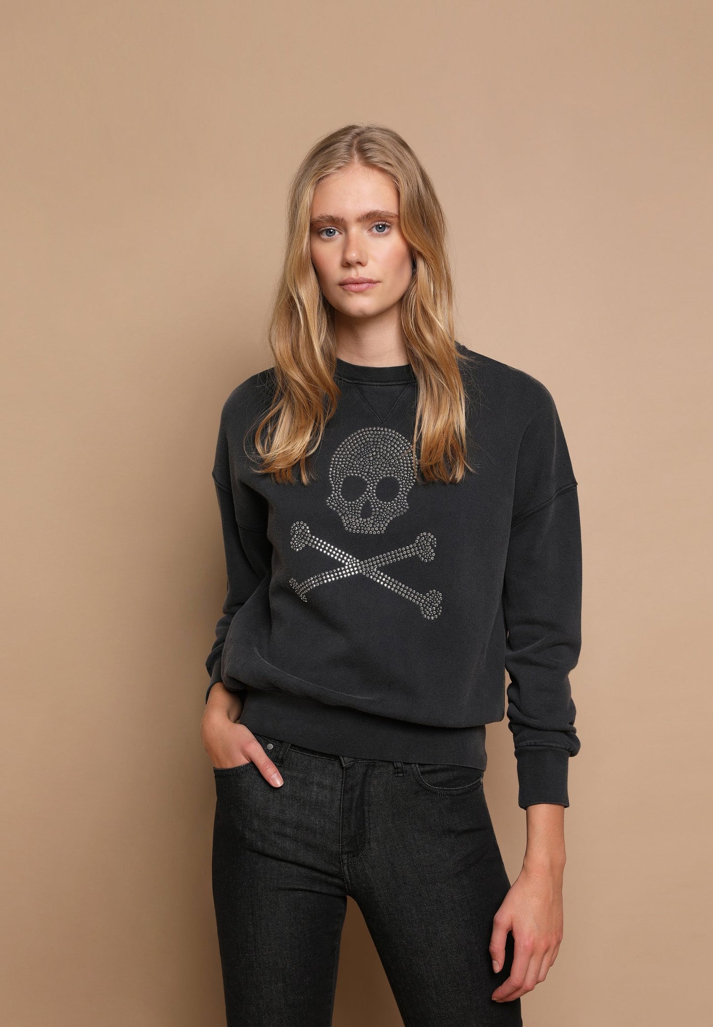 SUDADERA LOGO CALAVERA TACHUELAS