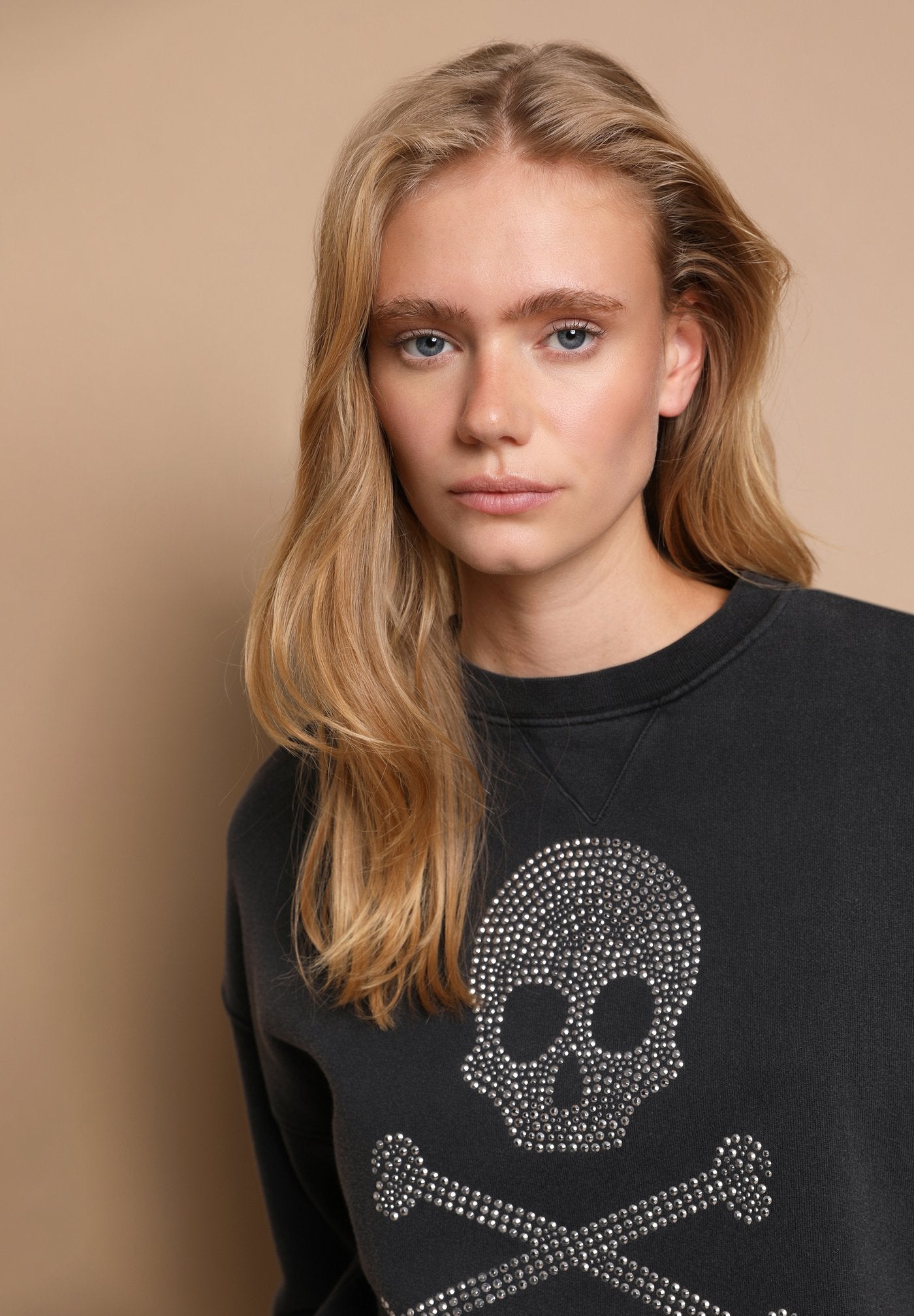 SUDADERA LOGO CALAVERA TACHUELAS