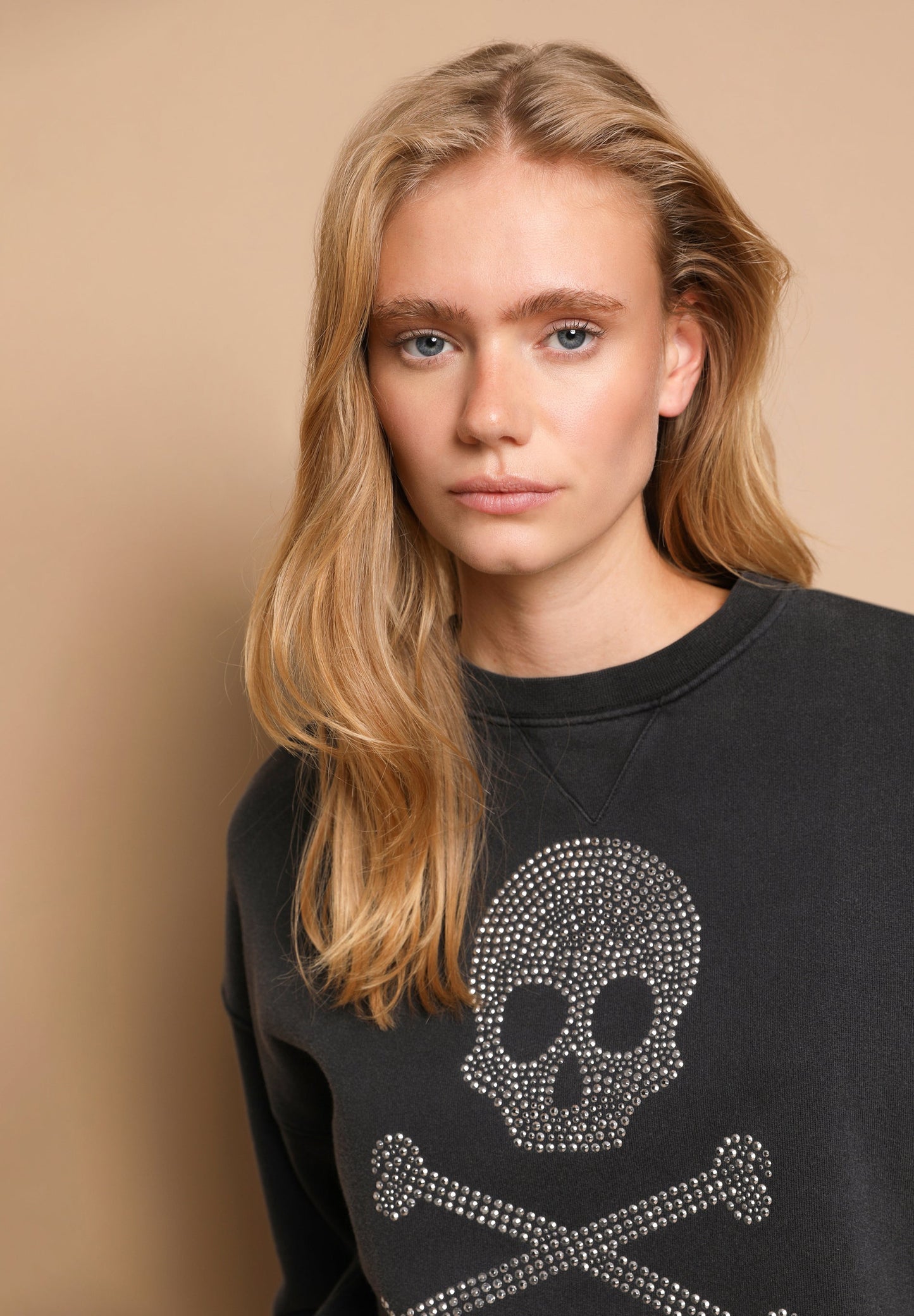 SUDADERA LOGO CALAVERA TACHUELAS