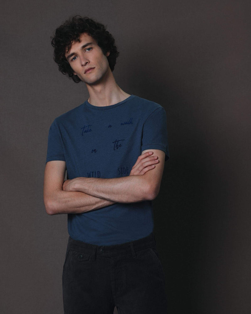 CAMISETA GARMENT DYE FLOCADO