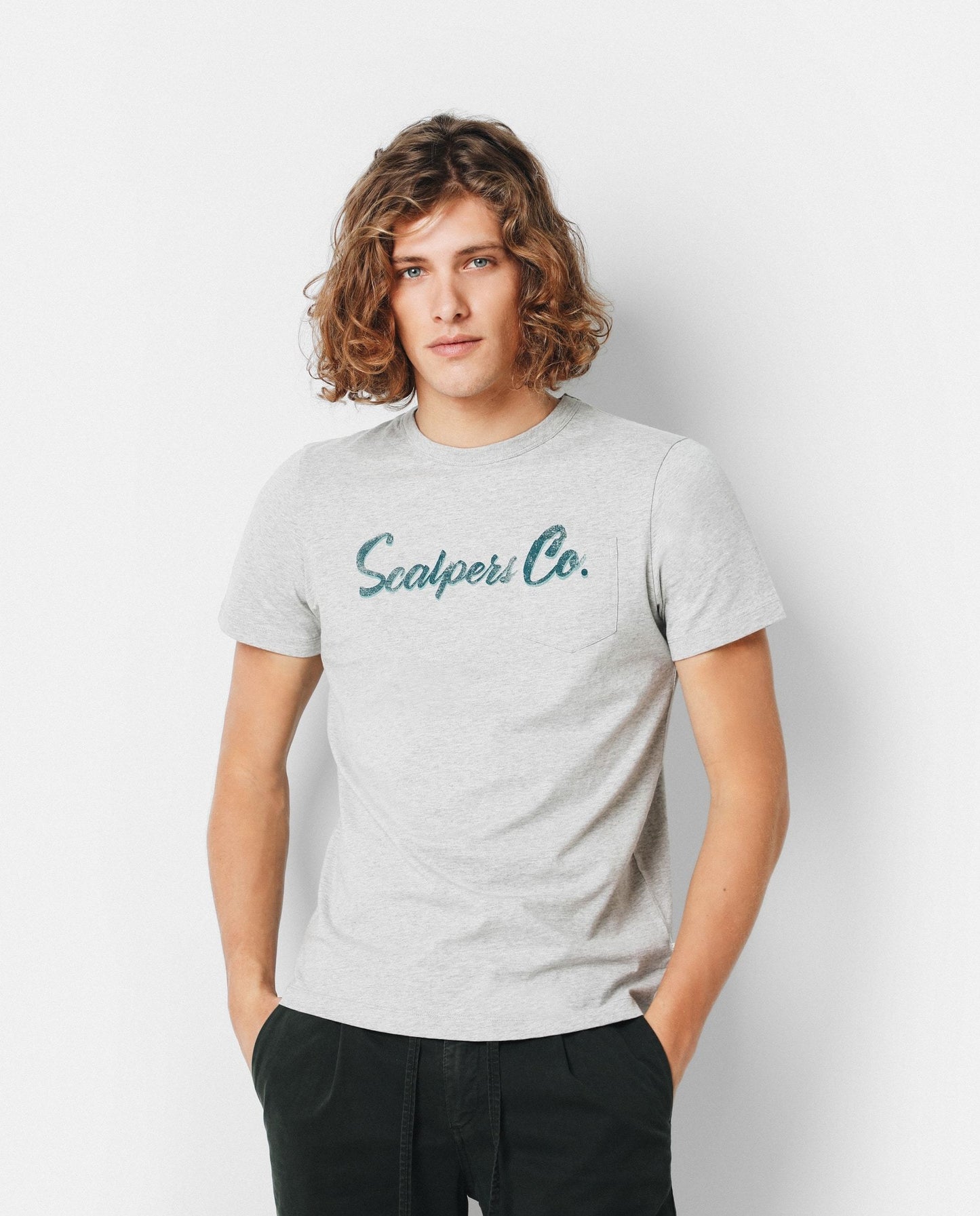 CAMISETA LOGO BOLSILLO