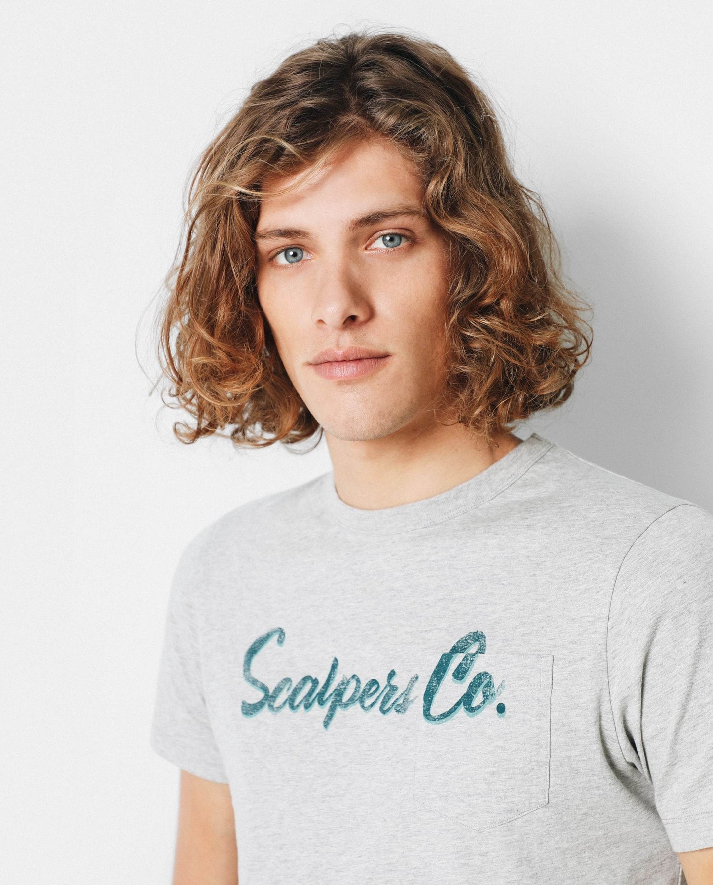 CAMISETA LOGO BOLSILLO