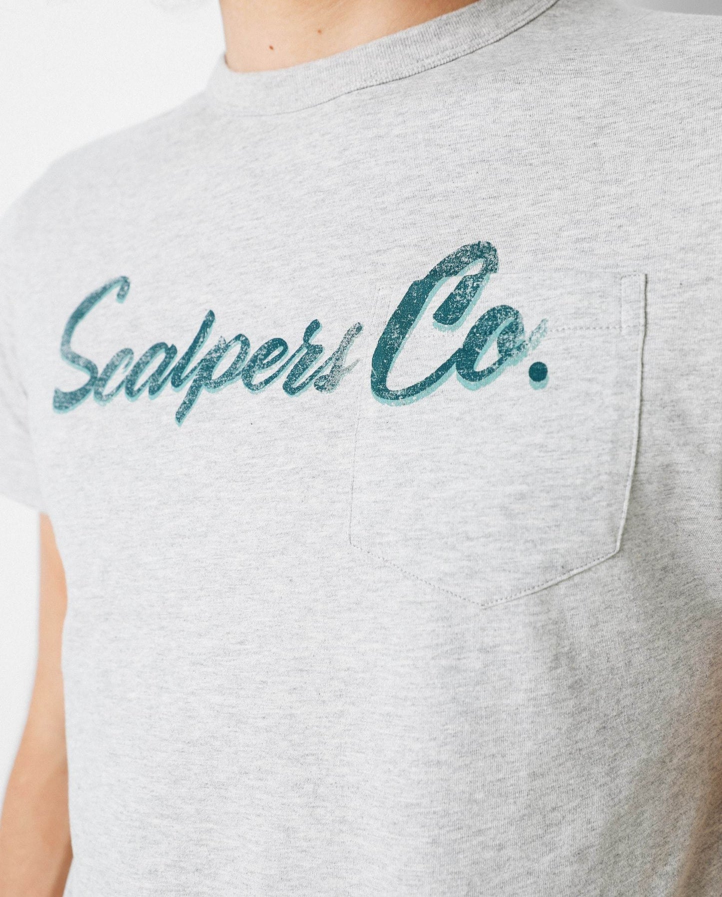 CAMISETA LOGO BOLSILLO