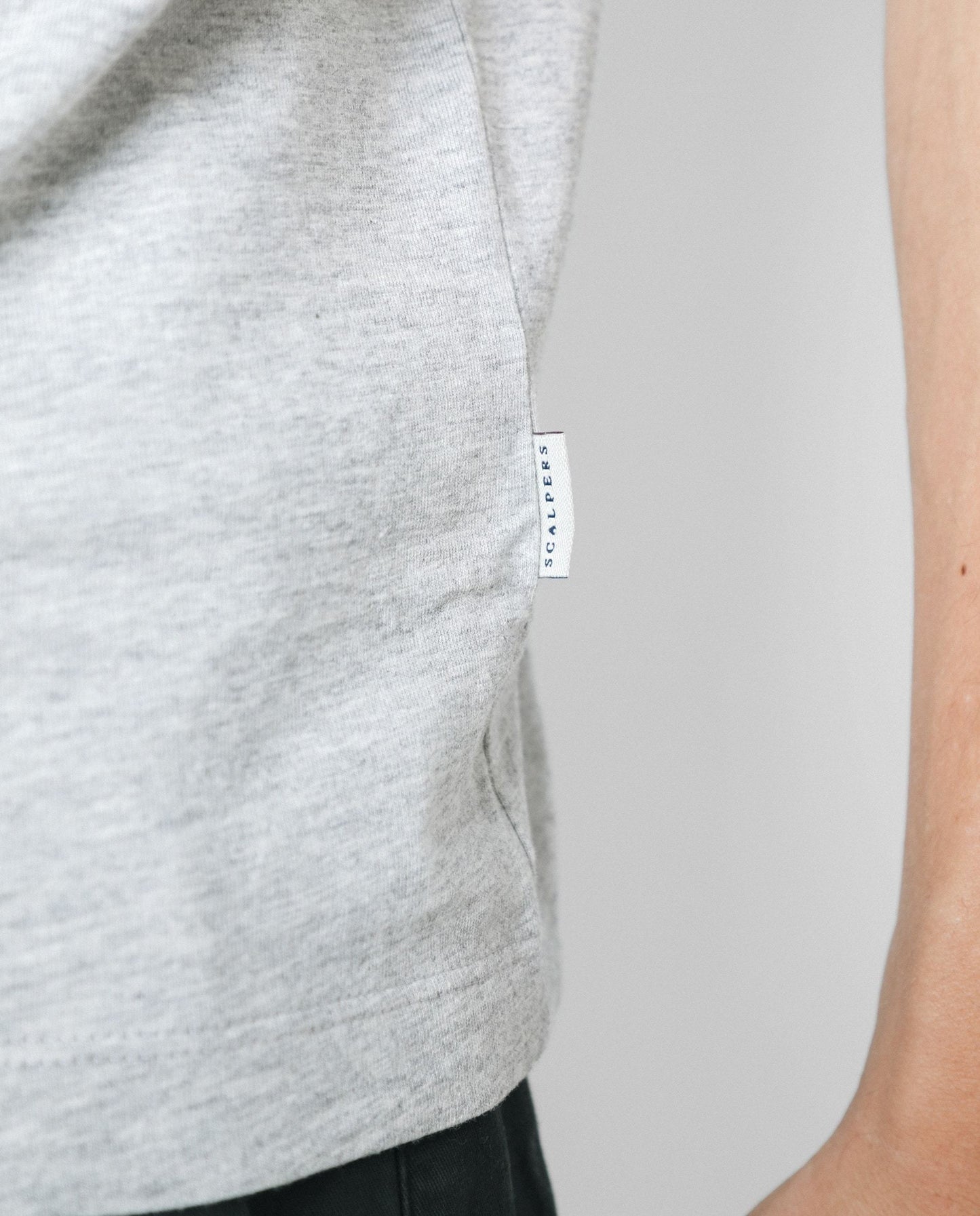 CAMISETA LOGO BOLSILLO