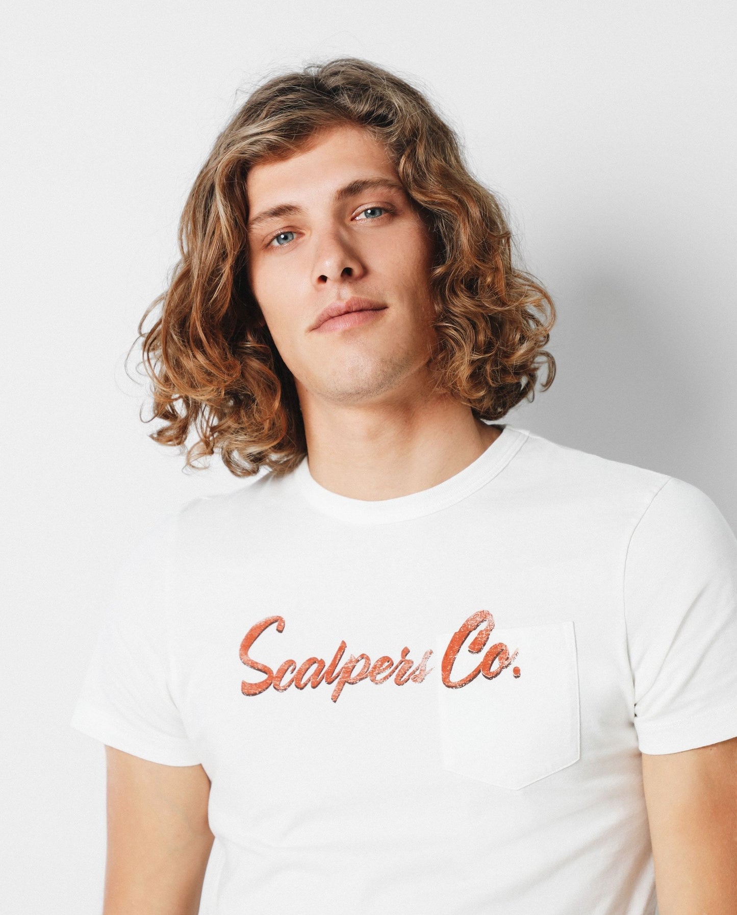 CAMISETA LOGO BOLSILLO