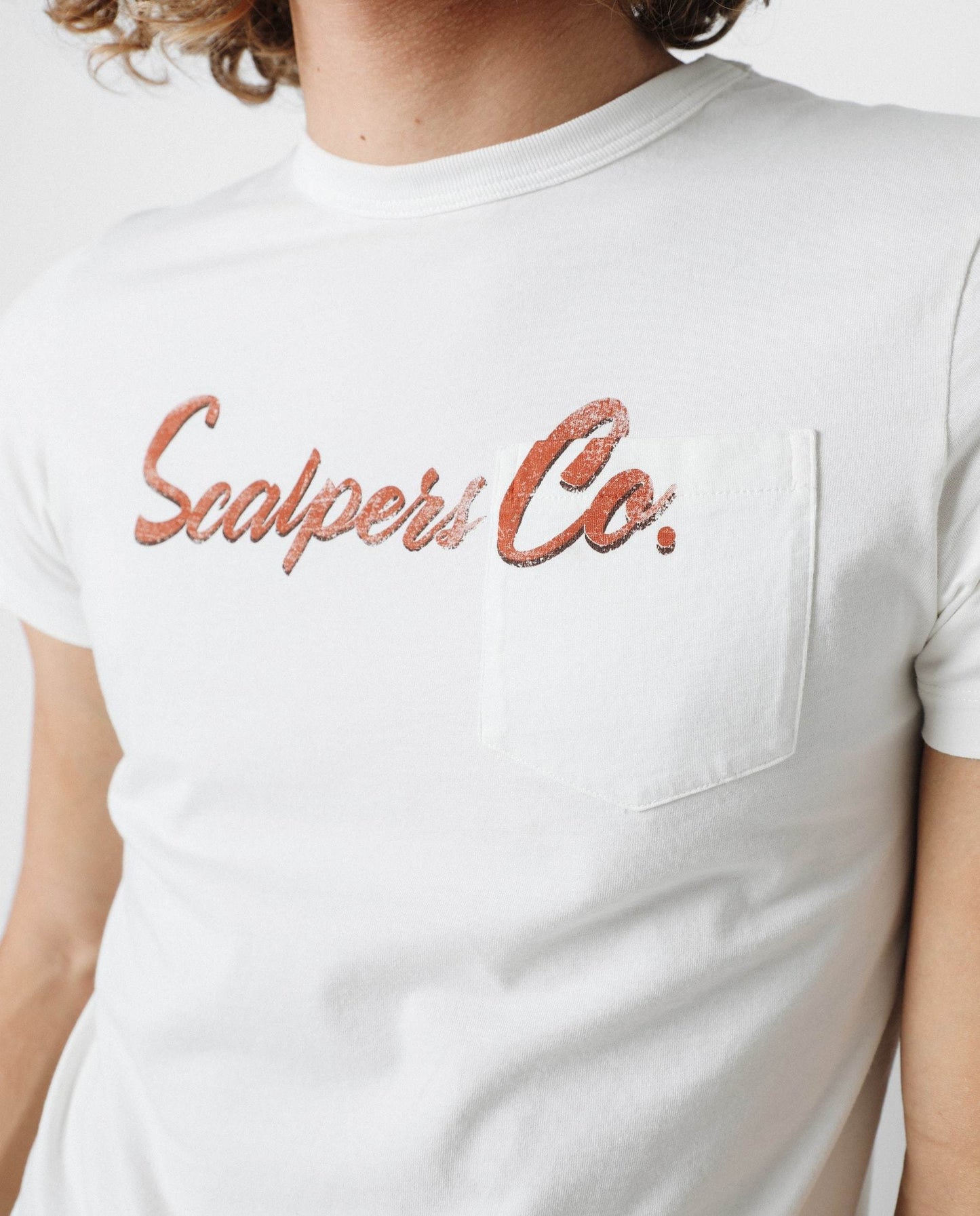 CAMISETA LOGO BOLSILLO
