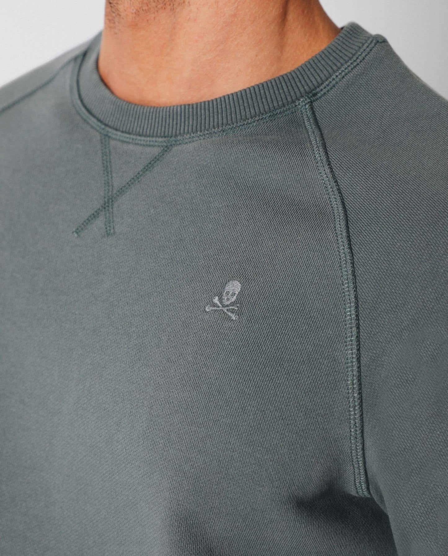 SUDADERA LOGO BORDADO CALAVERA