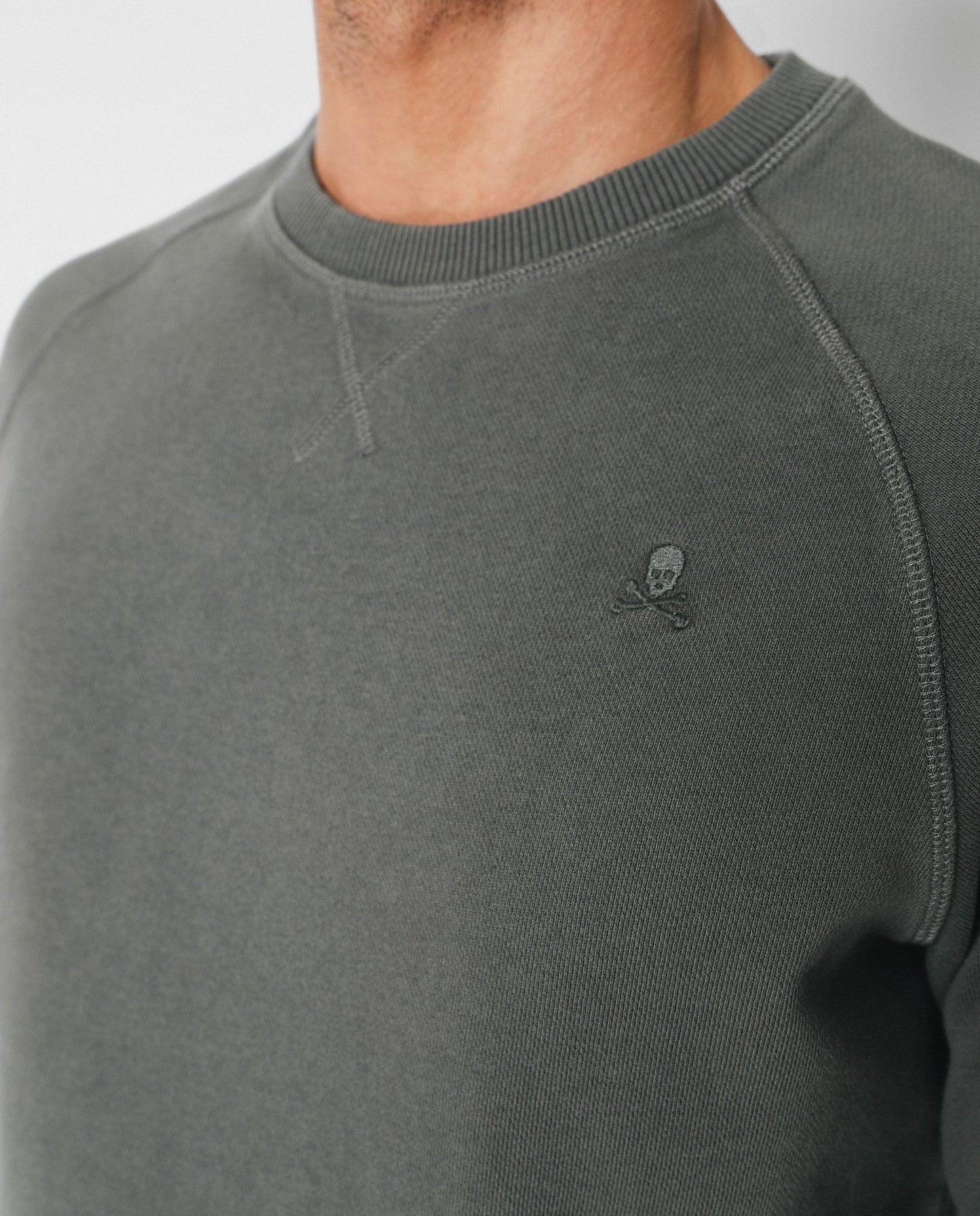 SUDADERA LOGO BORDADO CALAVERA