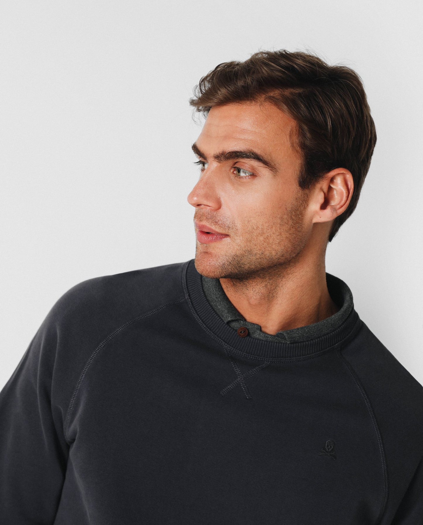 SUDADERA LOGO BORDADO CALAVERA