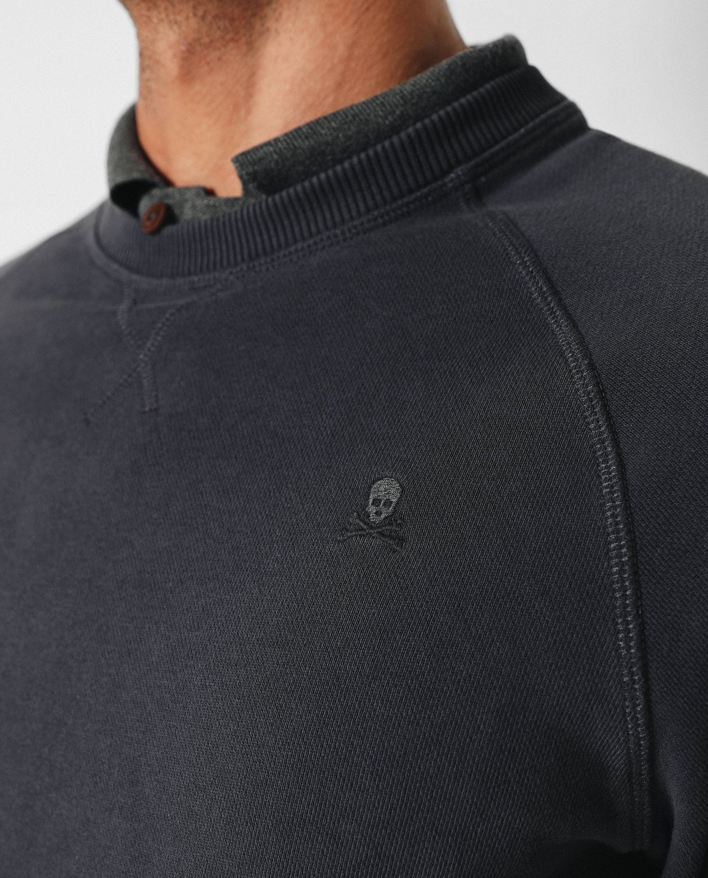 SUDADERA LOGO BORDADO CALAVERA