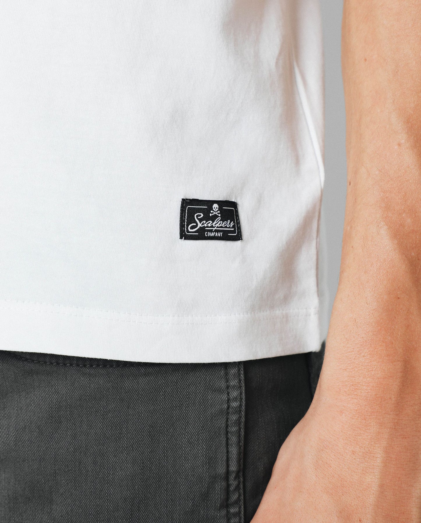 CAMISETA LOGO SCALPERS
